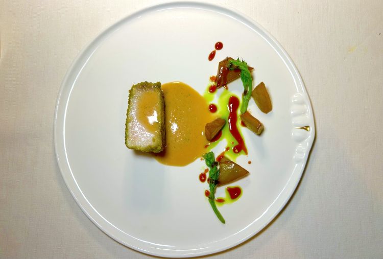 Pesce spada, pistacchio e guanciale siciliano, zucca estiva in osmosi di melone cantalupo: il pesce spada viene avvolto in un mantello di guanciale di maialino nero siciliano e completato con una panatura di pistacchio, limone e timo. Accanto, cucuzza siciliana (una zucca estiva) trattata in osmosi con una riduzione di melone cantalupo, ciuffetti di tenerume e una riduzione dello stesso pesce leggermente affumicata
