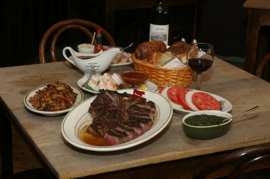 Peter Luger is one of the institutions in the Big Apple’s restaurant scene, a not-to-be-missed address for meat lovers