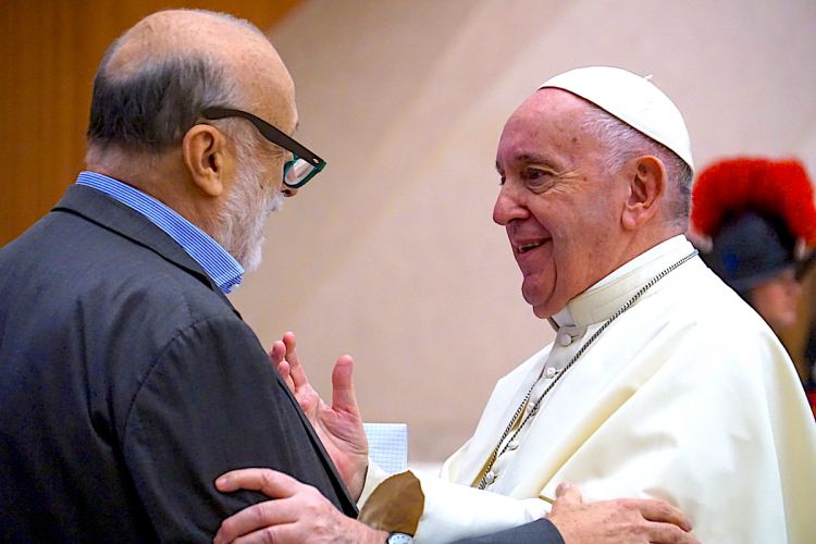 Carlin Petrini con papa Francesco. insieme a mons