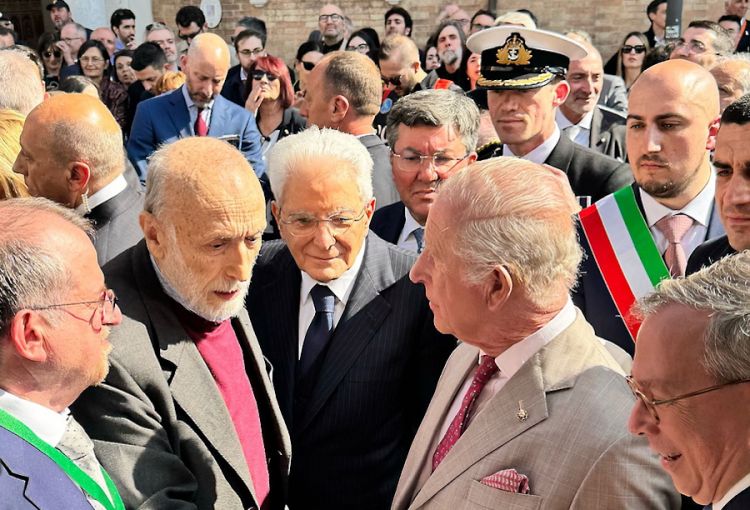 Dall'album dei ricordi di Slow Food. Carlin Petrini con il presidente Sergio Mattarella e re Carlo d'Inghilterra lo scorso anno a Ravenna.