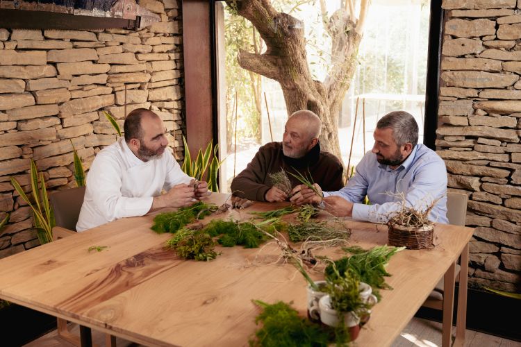 Da sinistra, Antonio Petrone, executive chef del Pietramare Natural Food, Raffaele Vitale, manager della medesima struttura e Carmine Lupia, etnobotanico di Antiche Essenze Mediterranee
