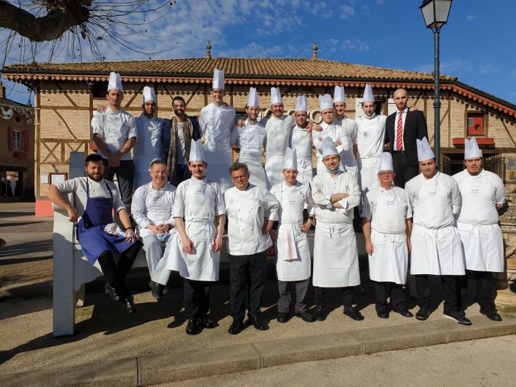 Foto con la brigata di George Blanc, dell'omonimo ristorante, 3 stelle Michelin, a Vonnas, Francia, presso il quale Alberto Gipponi ha trascorso il mese di febbraio per approfondire la propria conoscenza gastronomica
