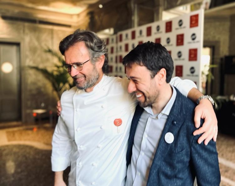 Lo chef Carlo Cracco assieme a Gianluca de Cristofaro, responsabile tecnico scientifico dell’Associazione Ambasciatori del Gusto
