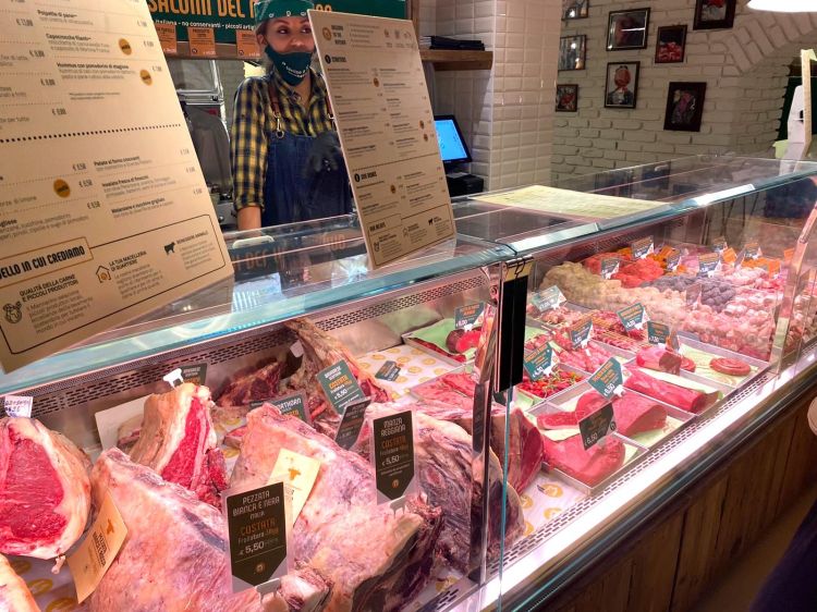 Il banco macelleria de Il Mannarino: si può acquistare da asporto o scegliere il taglio di carne da mangiare al ristorante - Foto: Vat
