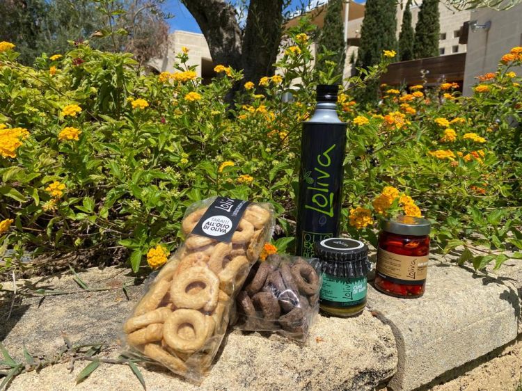 Taralli tradizionali e alle olive, cime di rapa, verdure sottolio...la tavola si colora di Puglia - Foto: Annalisa Cavaleri