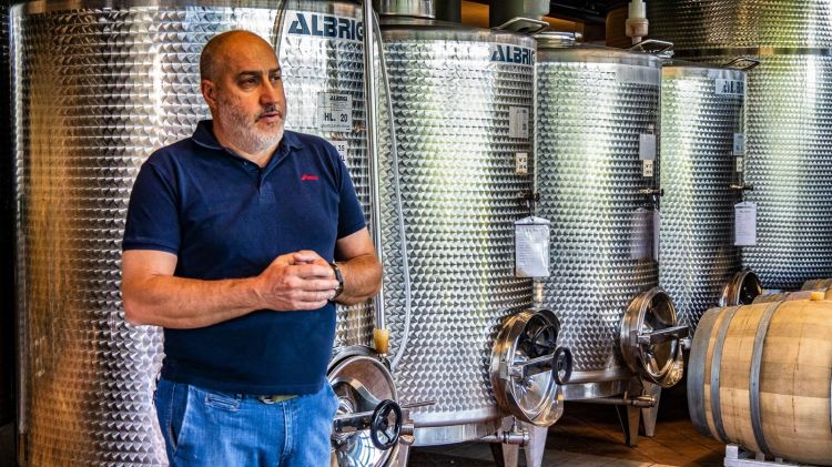 Sergio Germano nella sua cantina di Serralunga d&#