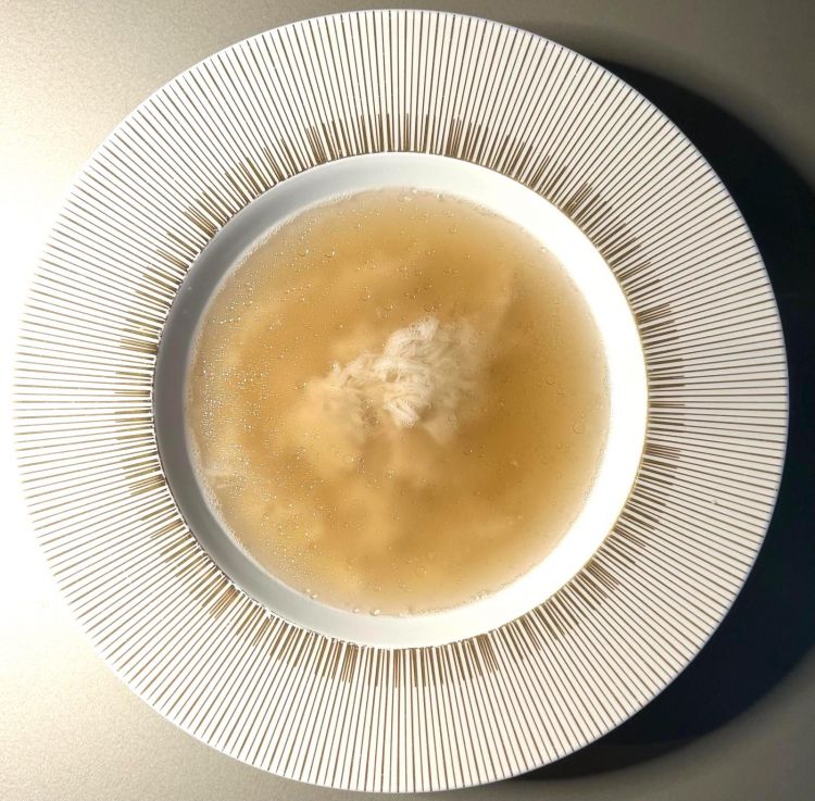 Filindeu cotto nel brodo di pecora chiarificato e pecorino