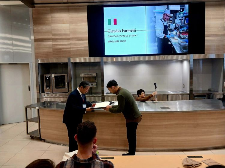 Claudio Farinelli riceve la certificazione presso la scuola Taiwa.