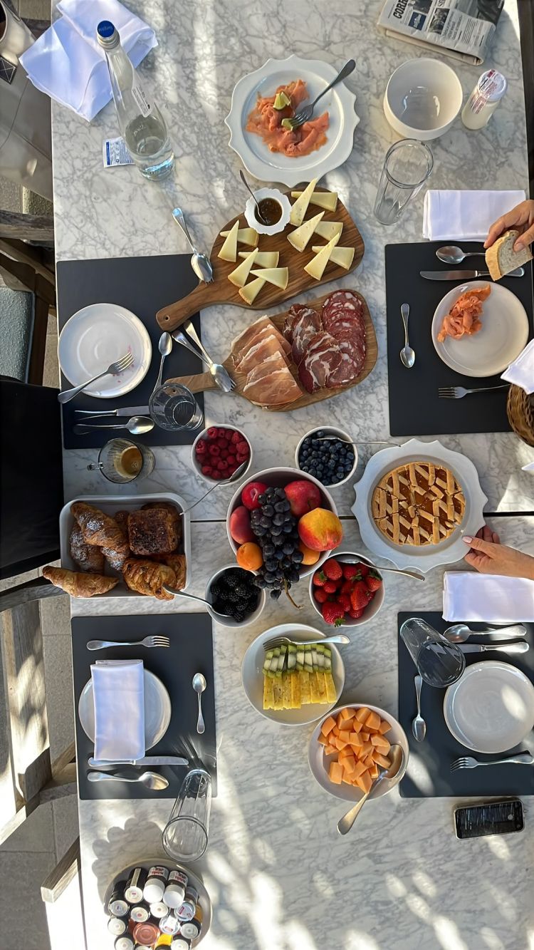 Ogni mattina in Villa viene servita una ricca colazione a base di prodotti del territorio, torte fatta in casa, uova cucinate espresse
