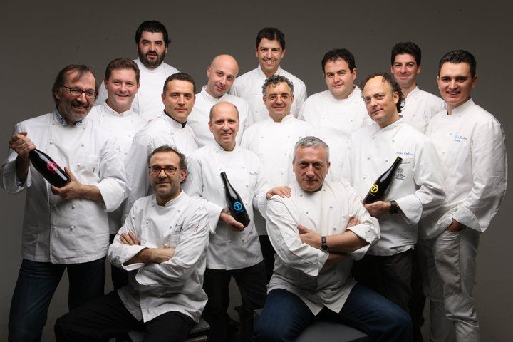 Una famosa foto scattata oltre un decennio fa da Oliviero Toscani ai grandi chef italiani dell'epoca (e ancora dell'oggi)
