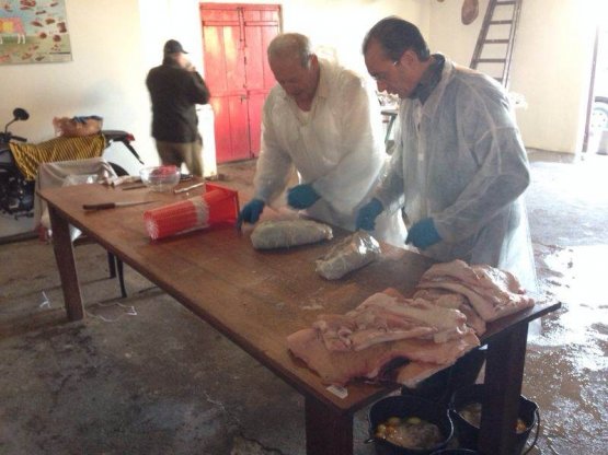 I due "clienti-norcini" al lavoro: in quattro giorni hanno "trasformato" 540 kg di carne di maiale