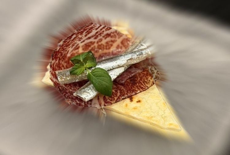 Piadina con bresaola di wagyu e alici

