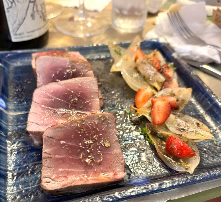 Tonno, cipolla, fragola, caffè