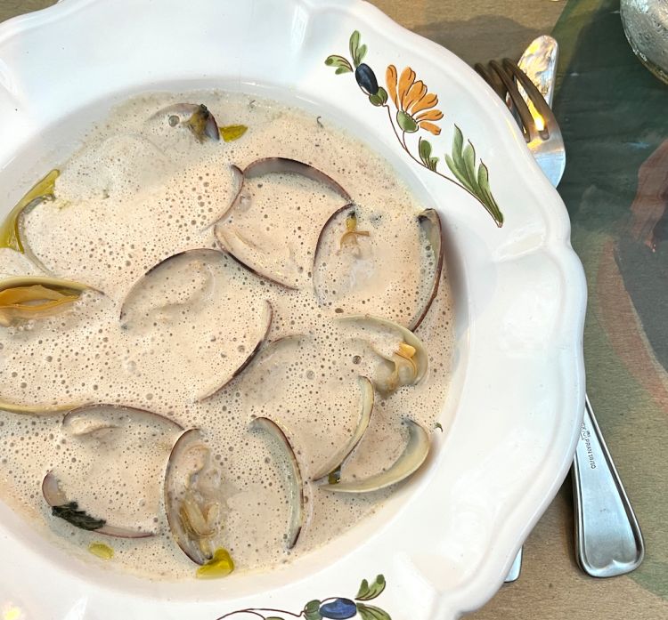 Zuppa di mandorle, vongole, basilico