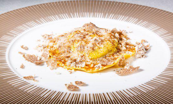 Il mitico Uovo in raviolo “San Domenico” con burro di malga, parmigiano dolce e tartufo di stagione