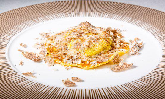 Il mitico Uovo in raviolo “San Domenico” con burro di malga, parmigiano dolce e tartufo di stagione
