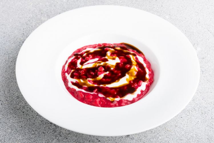 Rosso Gabibbo: risotto mantecato con barbabietola e crema di gorgonzola, protagonista della presentazione della nuova stagione di Striscia la Notizia
