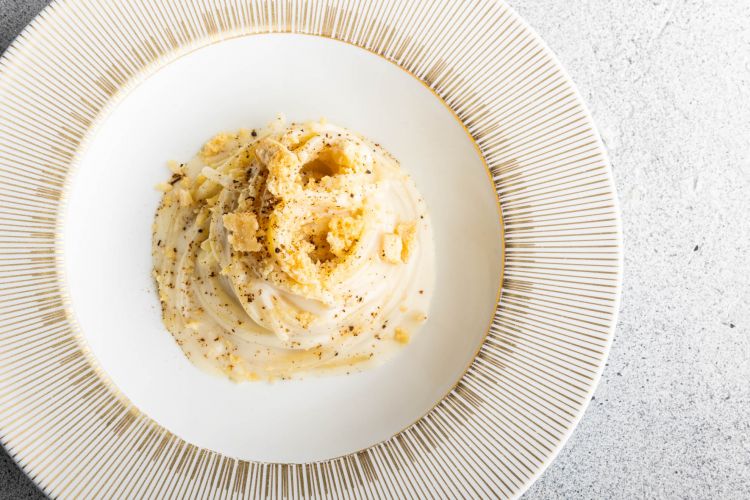 Spaghetto alla chitarra, crema di Parmigiano Reggiano con la sua crosta croccante e pepe nero selvatico
