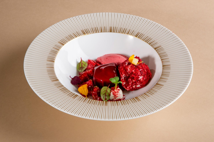 La Panna cotta Idiazábal con frutti rossi e caramello al Pedro Ximénez di Rafael Charquero
