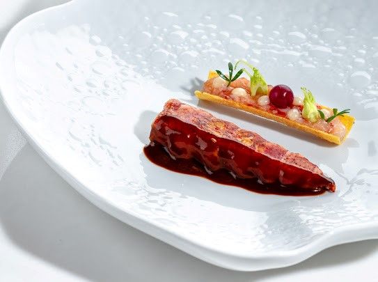Astice, lampone, puntarelle e croccante al mais è
