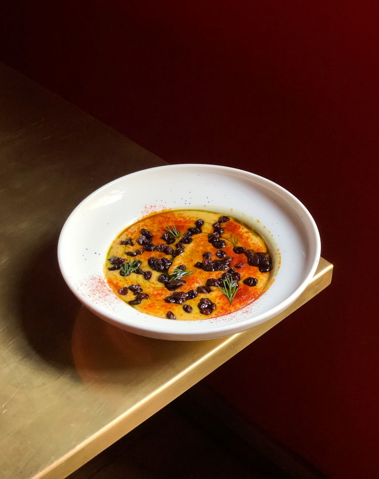 Fava Santorini, la crema di fave con uvetta marinata di Vasiliki Pierrakea del ristorante di cucina ellenica contemporanea Vasiliki Kouzina, a Milano
