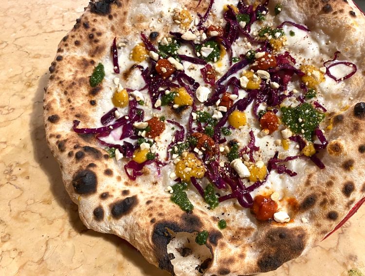 C'è aria di Carnevale di Giuliano Maraca della pizzeria Il Pachino, a Viareggio (Lucca)