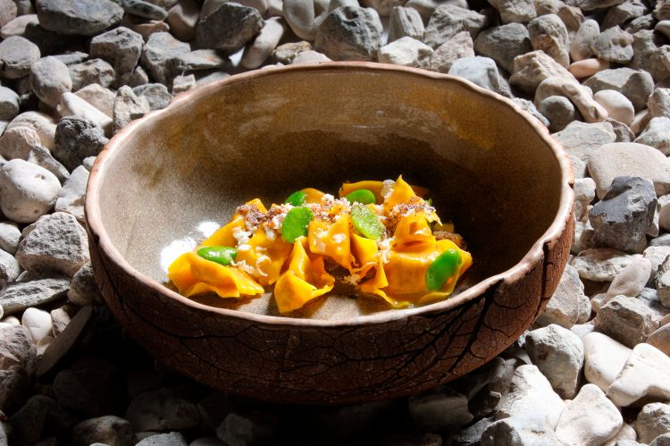 Il raviolo del Plin ripieno di ricotta del maso "Chi Pra", burro d’alpeggio, fave e licheni di Andrea Irsara, del ristorante Stua Dla Lâ in Alta Badia presso il Grand Ander, a Badia, Bolzano
