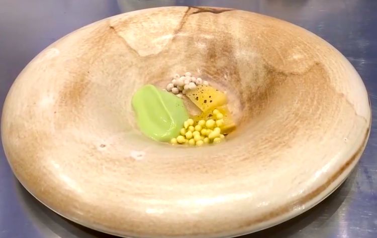 Kiwi giallo, crema di lattuga romana, shot di olive verdi e acciughe