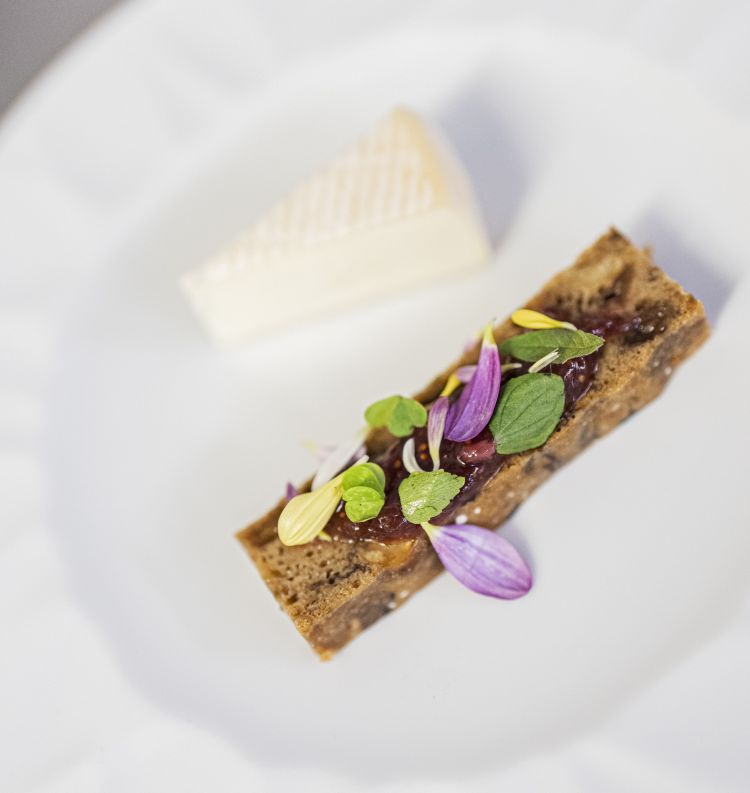 Formaggio di pecora Nicola del maestro casaro svizzero Willi Schmid con pane di segale e miele di cirmolo; la semplicità vince su tutto nella creazione di Chris Oberhammer