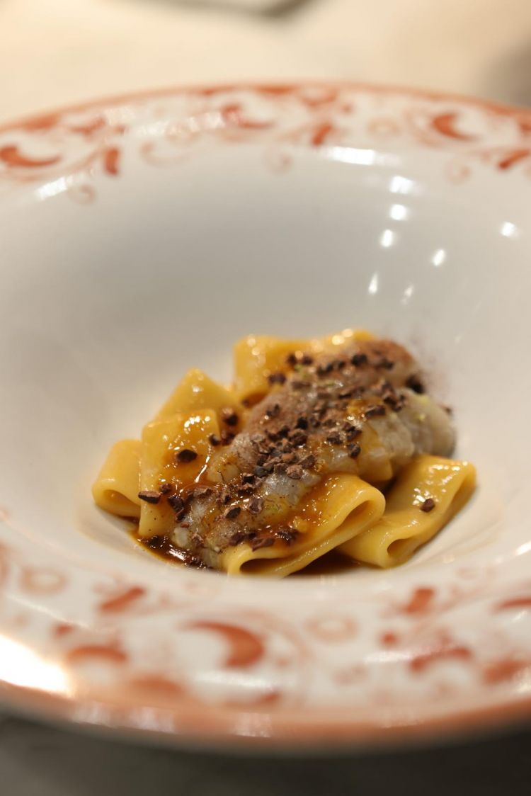 Calamarata alle pannocchie di mare, zenzero e gru&eacute; di cacao: tra i piatti presenti dallo chef Lucassino nel corso della sua cena per Eataly
