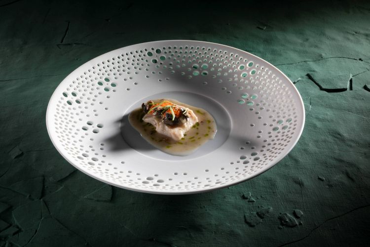 Trota fario con guazzetto di lumache, cotta in brodo di aringa affumicata e vongole