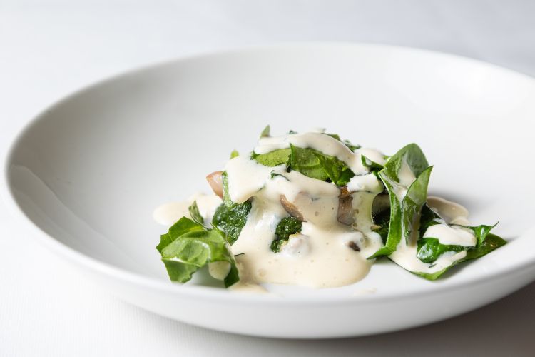 Muggine arrostito e laccato di garum di muggine, salsa alla Vernaccia, spinacino e vongole di Giovanni Pireddu