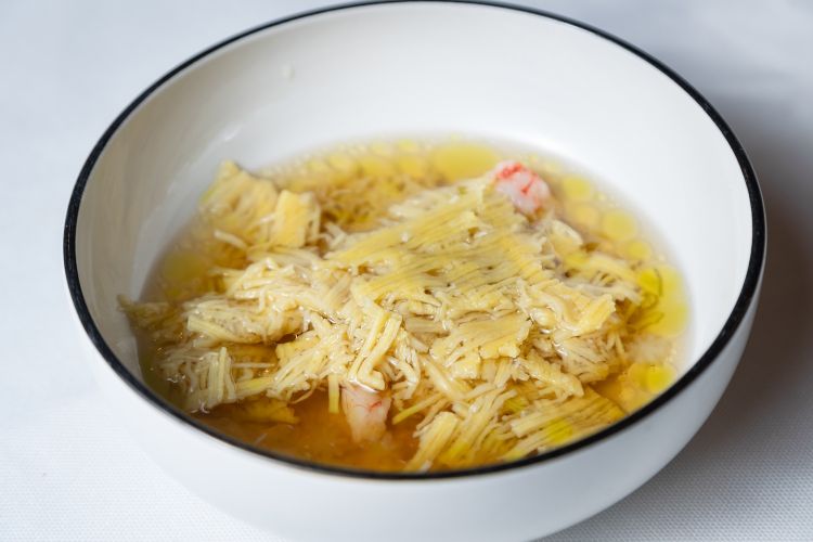 Filindeu allo zafferano, brodo di pecora, shitake, rapa bianca e gambero di Villasimius di Marina Ravarotto