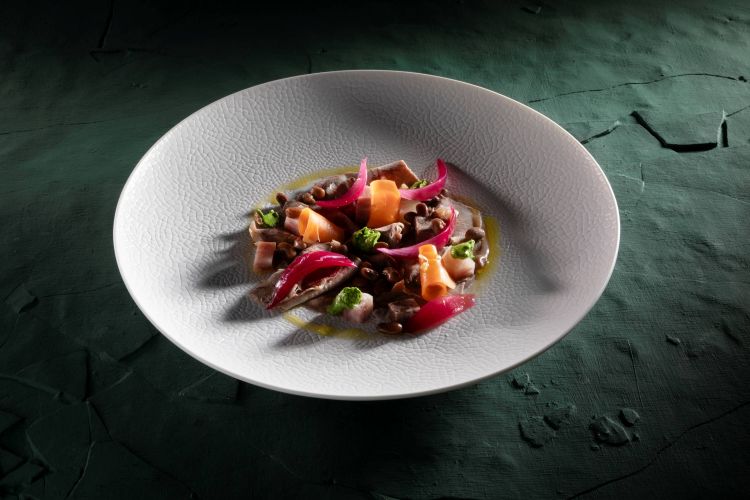 Lingua e testina di vitello, purea di fagiolina del Trasimeno, ortaggi in agrodolce all'aceto, salsa verde e limone candito
