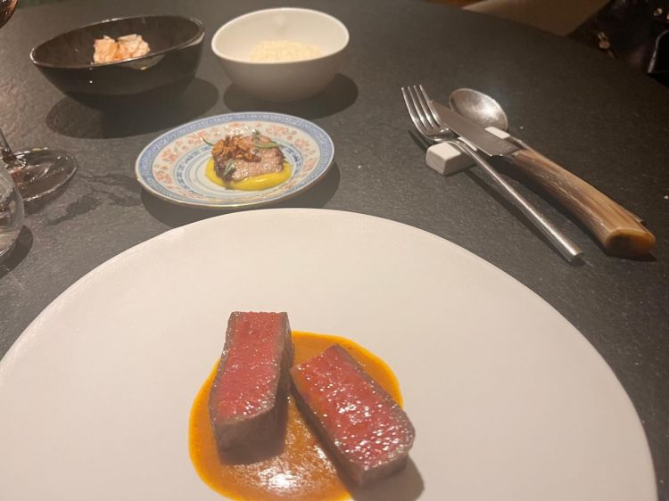 Rendang, piatto tipico delle feste indonesiane, composto da pezzata rossa accompagnata da un curry di carne alla cannella, anice e cocco, lingua di manzo con salsa al durian