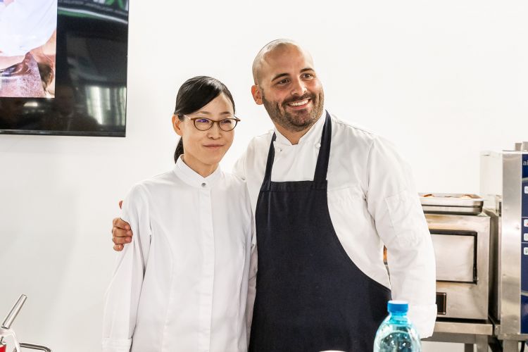 A destra Alessandro Billi, chef del ristorante Osteria Billis a Tortona (Alessandria) assieme alla sua assistente Naoko