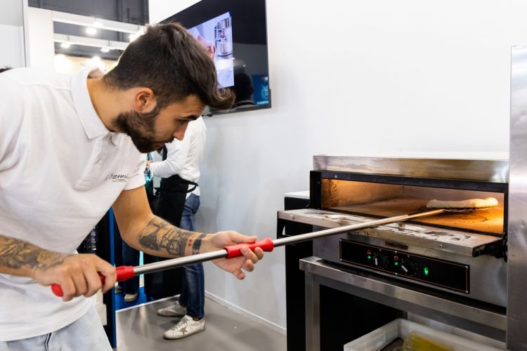 Antonio Pagano impegnato nella cottura delle basi per la creazione firmata BioEsserì