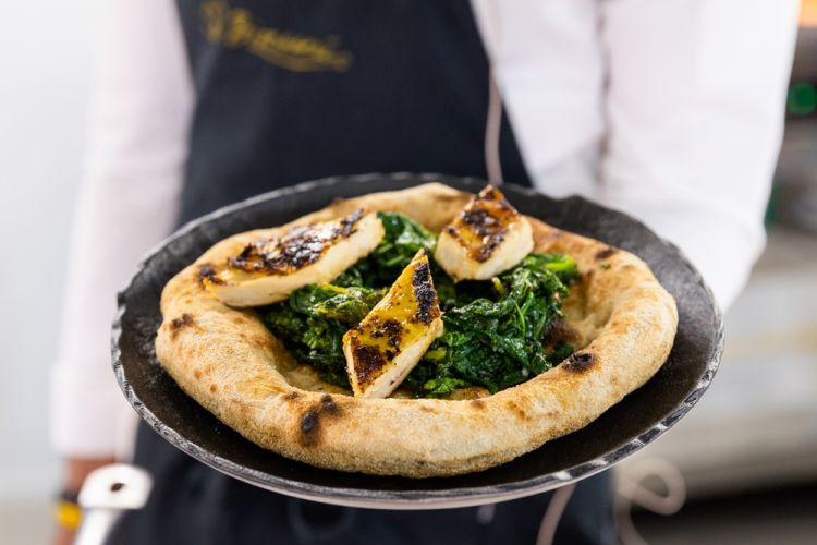 Focaccia con pollo alla diavola, verdura saltata e salsa di vitello, BioEsserì