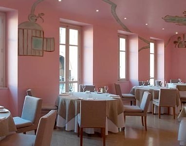 Piazza Duomo's dining room. With 3 Michelin stars, its address is piazza Risorgimento 4 at Alba (Cuneo), tel. +39.0173.366167