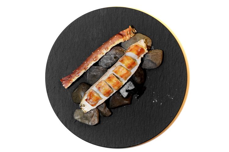 King crab alla brace con salsa olandese sifonata e aromatizzata con erbe fermentate e spezie
