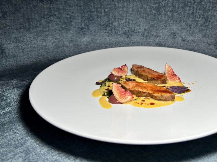 Picanha di agnello al curry del Kerala: la picanha viene marinata con latte di cocco, curry del Kerala (Sudest indiano) con foglie di limone e lemon grass, poi bietola alla soia e composta di fichi. Ottimo, con un rischio: che vi sia un'inversione, con l'agnello che scompare davanti al condimento
