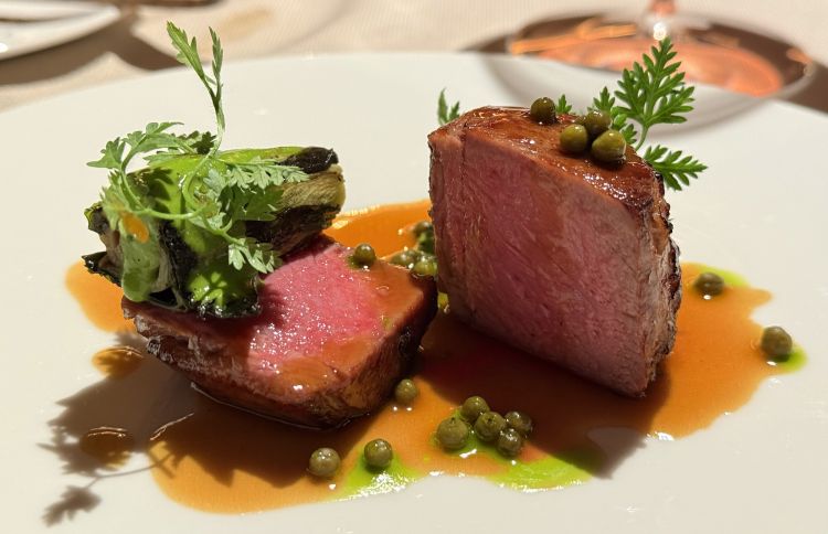 Picanha di Grigio Alpina con cipolla cotta in osmosi alla soia, salsa caramellata alla soia e pisellini freschi