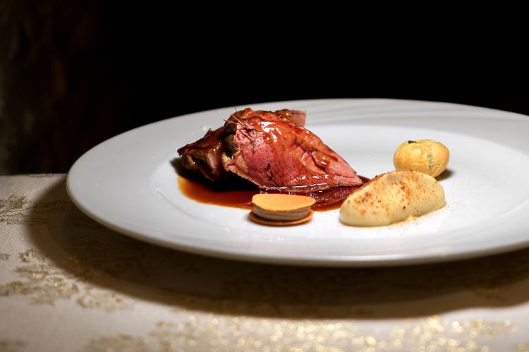 Piccione: petto di Piccione cotto nel fieno di alpeggio, polpettine in umido delle cosce, wafer del suo pat&egrave; e funghi di bosco
