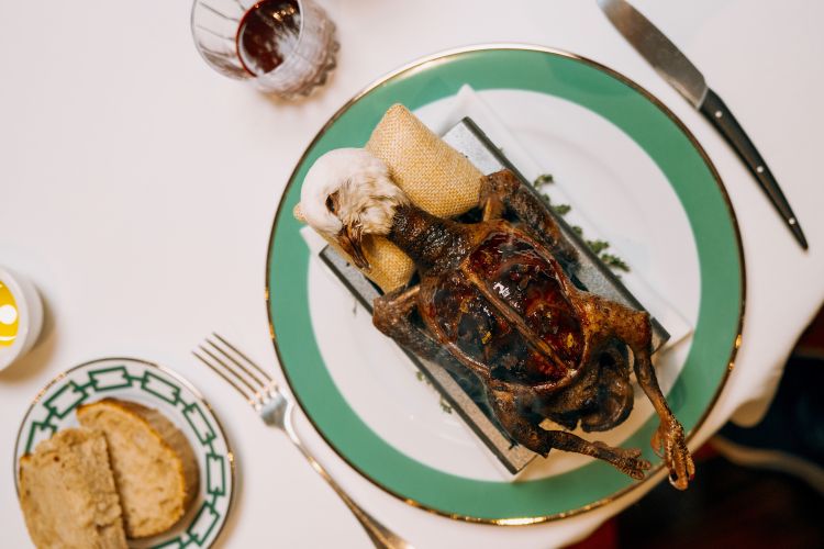 Piccione, cioccolato di Modica, lemon kosho, succo di mirtilli e lamponi fermentati ed estrazione di barbabietola