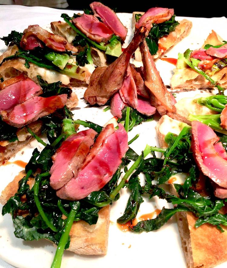 Pizza con piccione, broccolo fiolaro e ristretto 