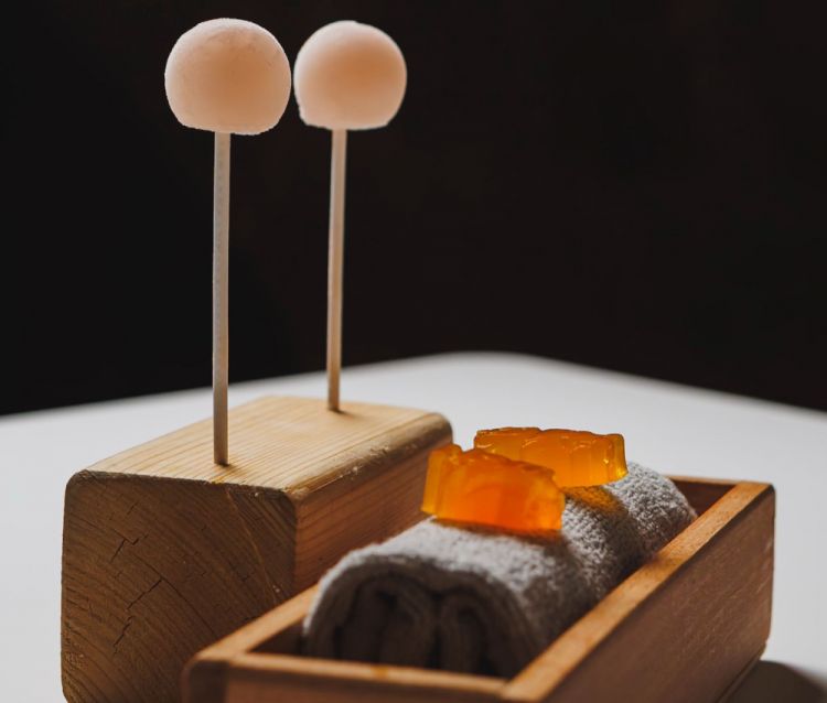 Piccole gioie
Un tocco di freschezza sul finale: ghiacciolini al lemongrass e zenzero, gelatine agli agrumi
