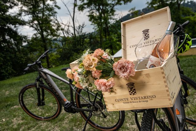 E-bike e cassetta piena di golosità da Conte Vistarino in Oltrepò Pavese