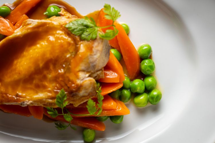 Petto di faraona arrosto con verdure di stagione al salto
