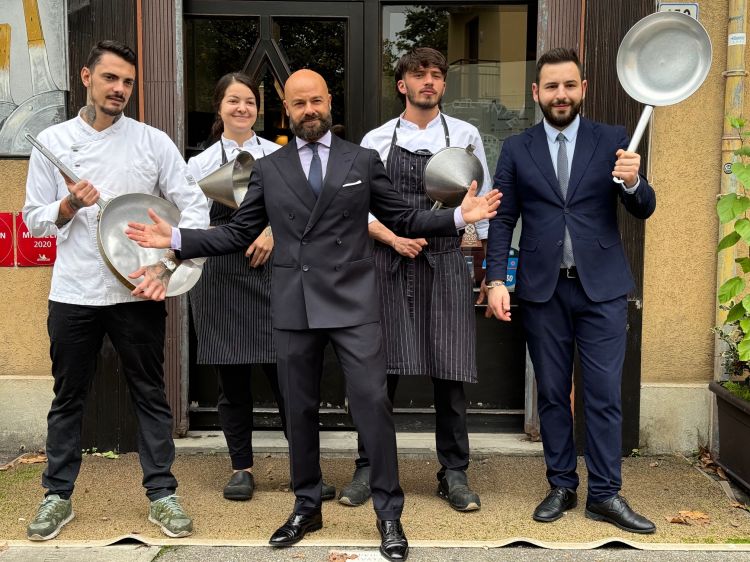 Piero Pompili con la brigata di cucina e di sala