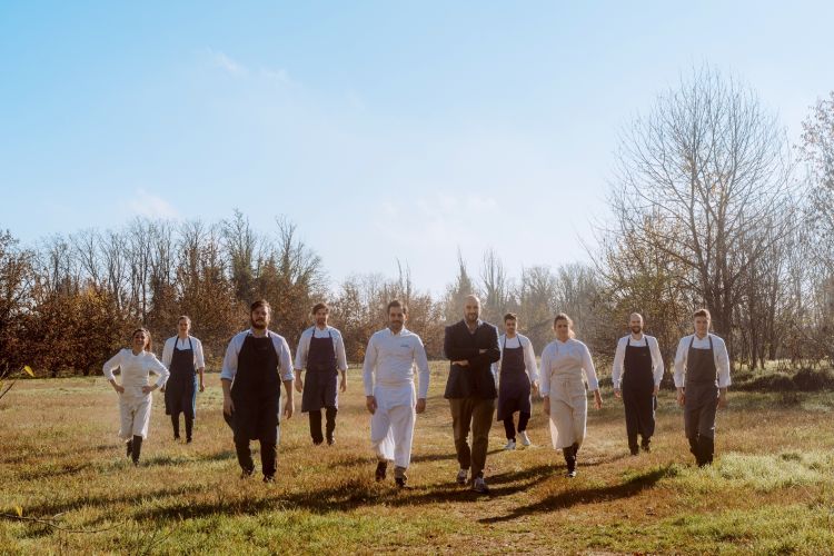 Lo staff de La Coldana. Da sinistra Silvia Giarrizzo (capopartita), Giulia Seveso (pastry chef), Matteo Uccellini (sala), Pietro Maini (sous chef), lo chef Alessandro Proietti Refrigeri, il patron Alessandro Ferrandi, Nicholas Bianco (junior sous chef), Chiara Baradel (capopartita di pasticceria), Lorenzo Ferrandi (sala), Andrea Vignale (capopartita). Manca solo l'altro patron, Fabrizio Ferrari
